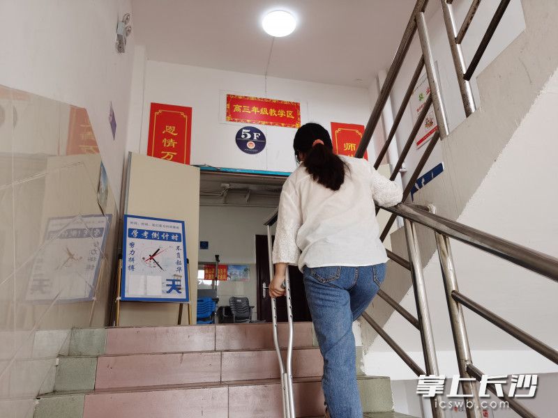 刘明所教学生班级在6楼，对行动不便的她来说，上下楼都非常不便。长沙晚报全媒体记者 舒文 摄