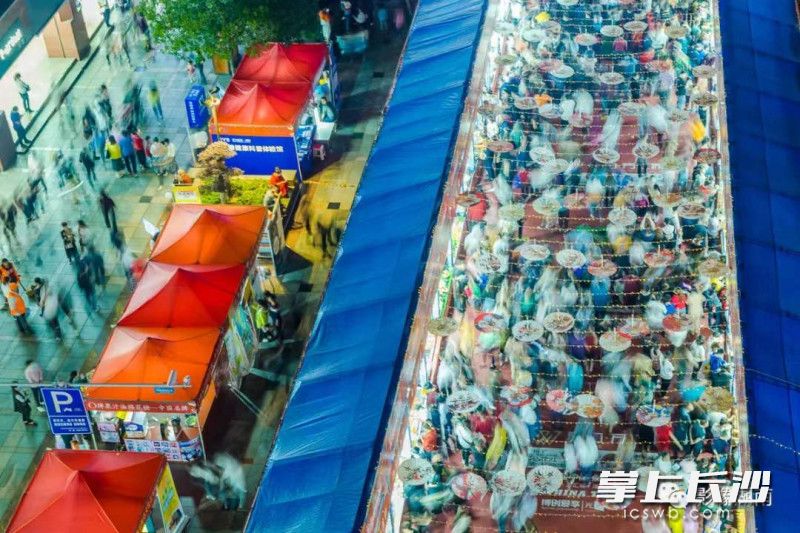 在淮川美食文化节期间，步行街上首次布置了50余个美食展位，鼓励商家自主创意宣传促销。贺再亮 摄