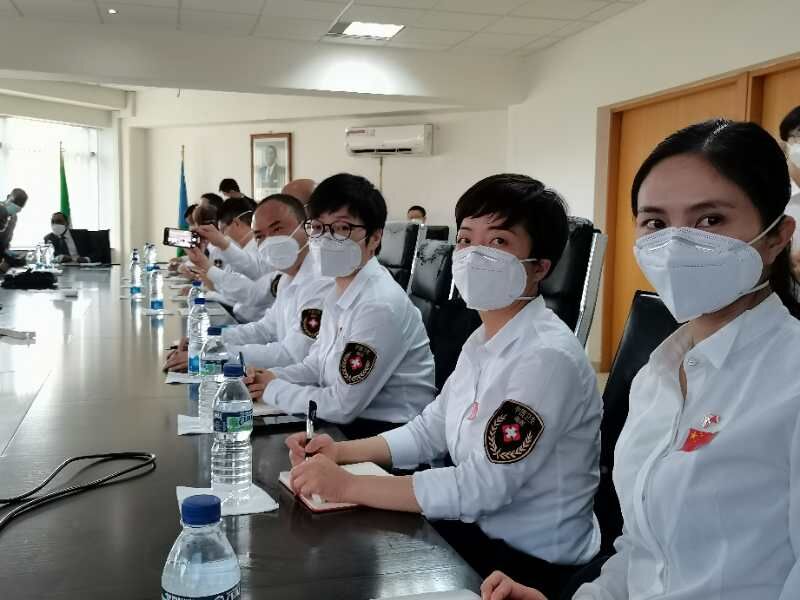 中国抗疫医疗专家组成员们眼神坚毅，投身赤道几内亚的抗疫战场。受访者 供图
