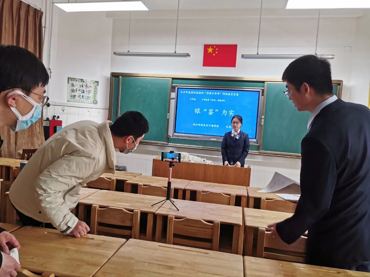 雨花区砂子塘学校老师正在录制网课。