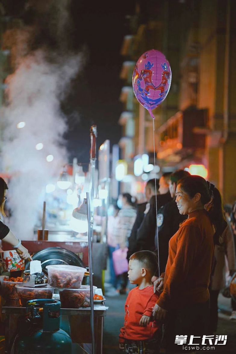 城西夜市摊点上美味的食物吸引市民纷纷驻足。长沙晚报通讯员 章帝摄