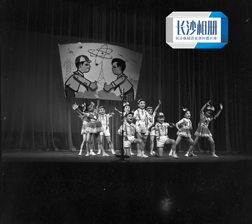 1981年6月1日，长沙少儿文艺调演活动现场。