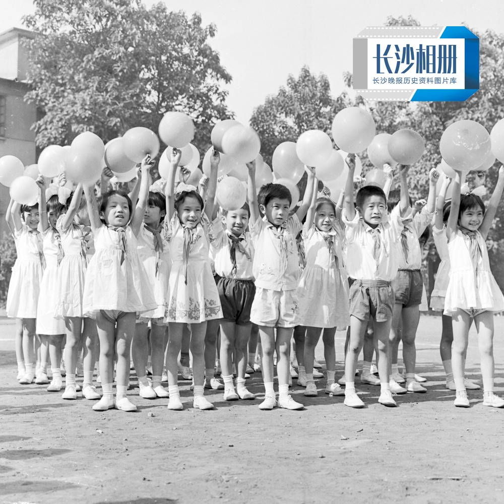 1985年5月30日，浏正街小学学生载歌载舞。
