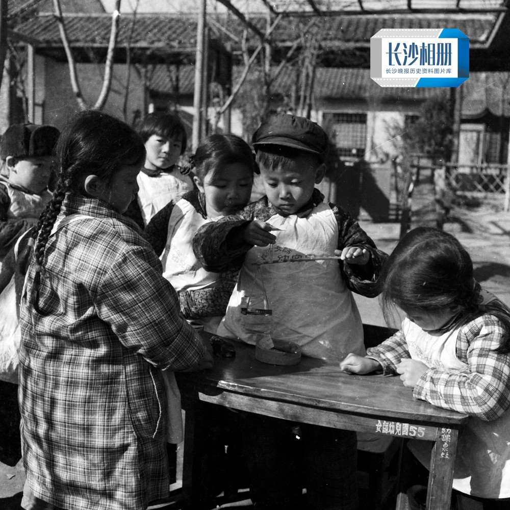 1971年1月1日，女师幼儿园的小朋友们在玩“开零售店”的游戏。