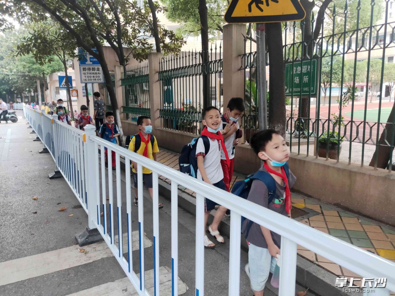安全通道由校门东西两个方向设立隔离护栏，学生无需横穿马路就可从通道两头有序进入校门。长沙晚报全媒体记者 贺文兵 摄