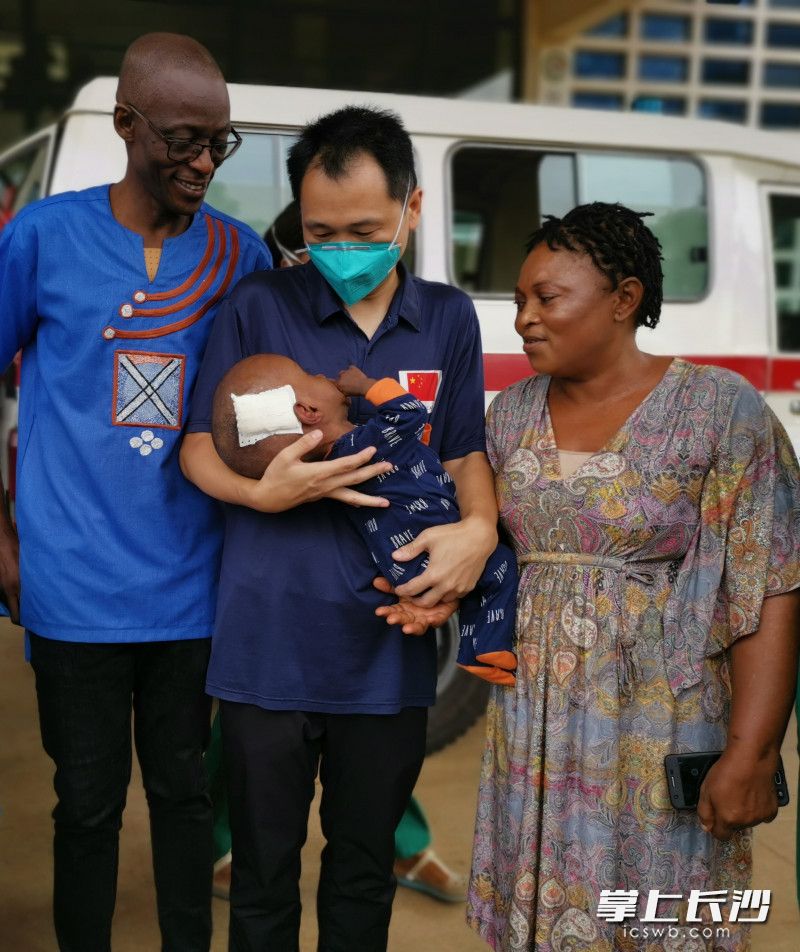 塞方院长卡贝纳（左）、援塞医疗队员儿科医生赵孟文（中）、护士“爱美丽”（右）一起送小欧拉出院。援塞医疗队员陈鸰 摄