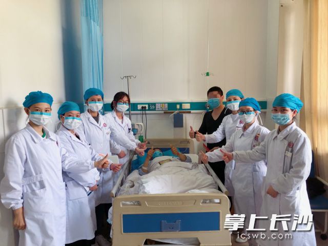 患者在病床上为省人民医院医护人员点赞。长沙晚报通讯员 周卓 王桂香 李柳 刘岚 供图