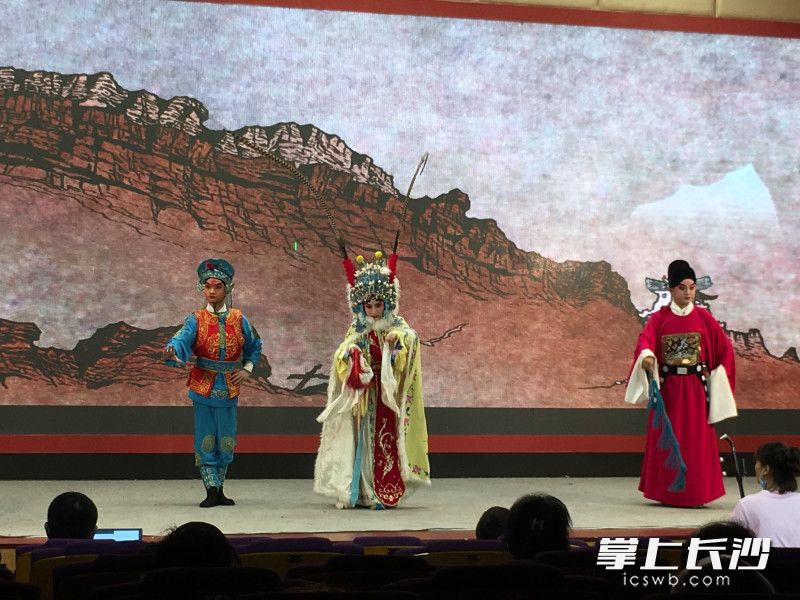 黄小露、王玥、庄成（从左至右）带来的湘剧高腔折子戏《昭君出塞》。均为长沙晚报通讯员 胡艺 摄