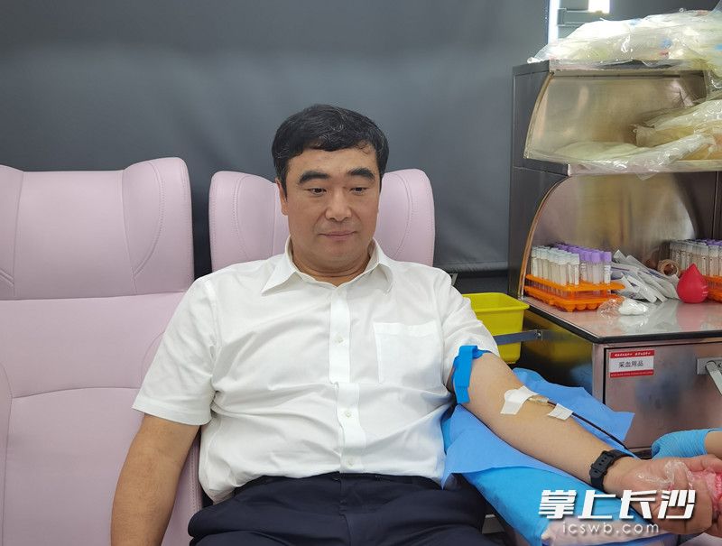今日活动现场，长沙市副市长刘明理带头献血。长沙血液中心供图