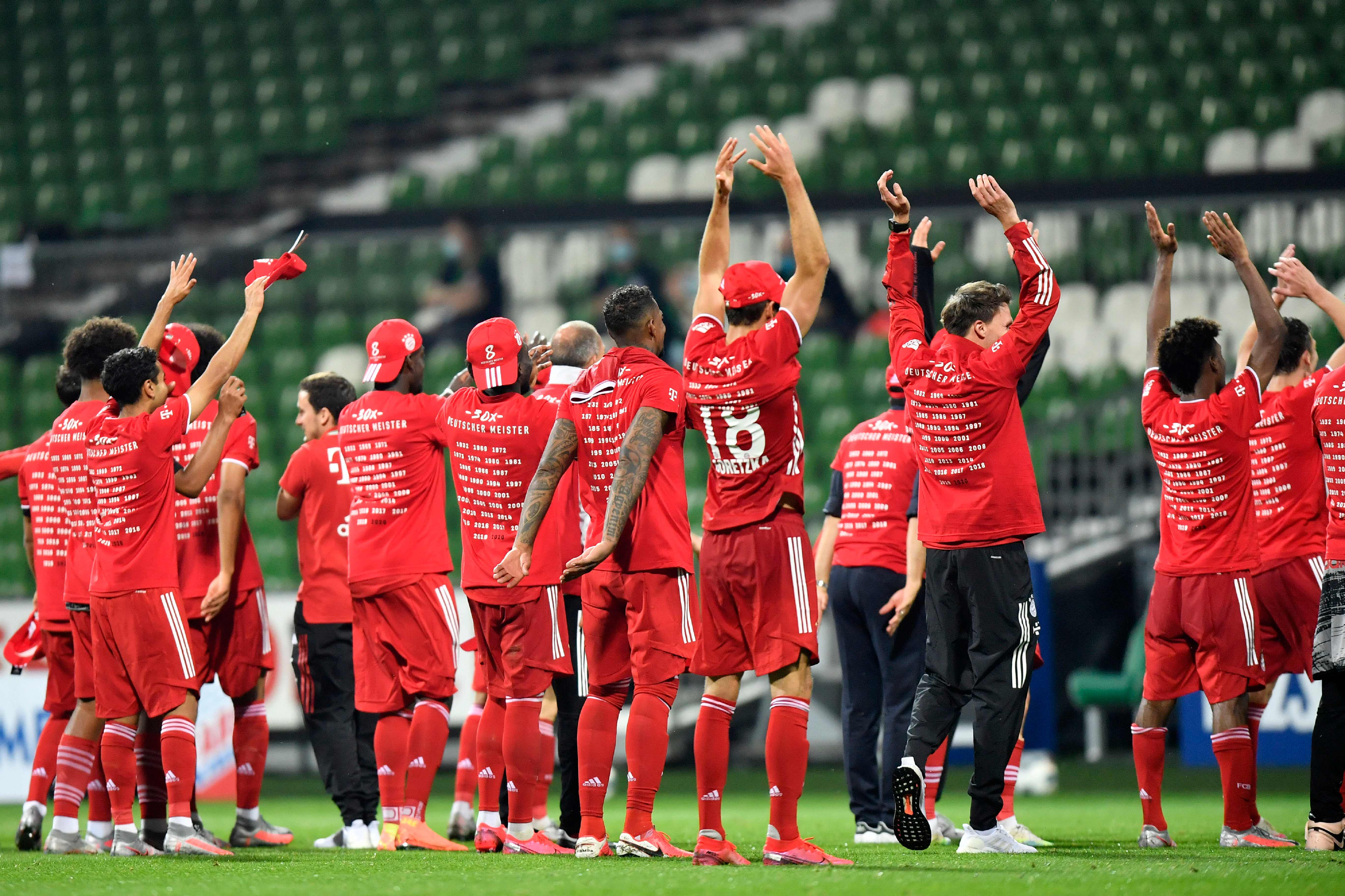 拜仁慕尼黑队球员在赛后庆祝球队提前夺冠。均为新华社发
