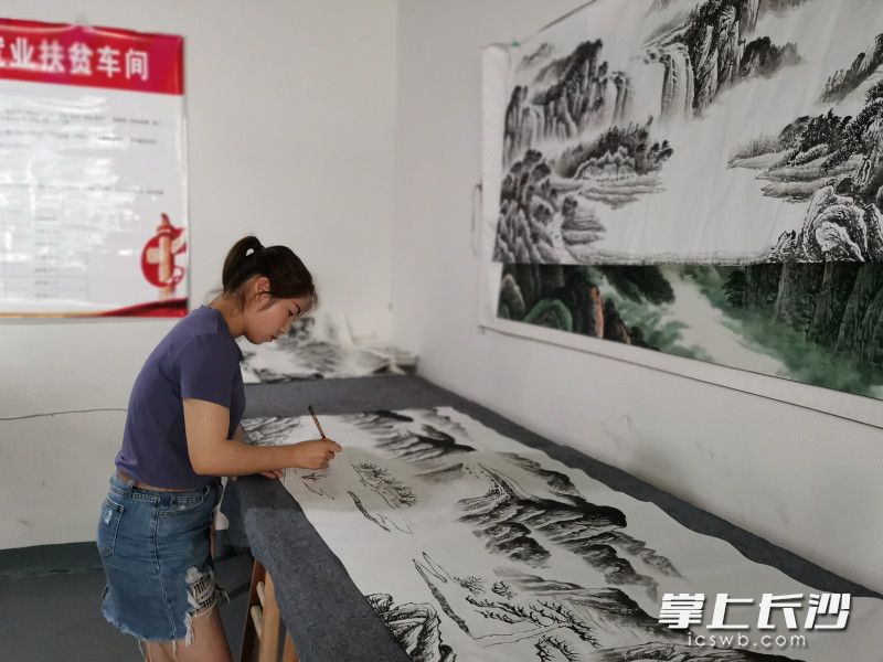 浏阳市小河乡一名“农民画师”创作山水画。长沙晚报全媒体记者 黄能 摄