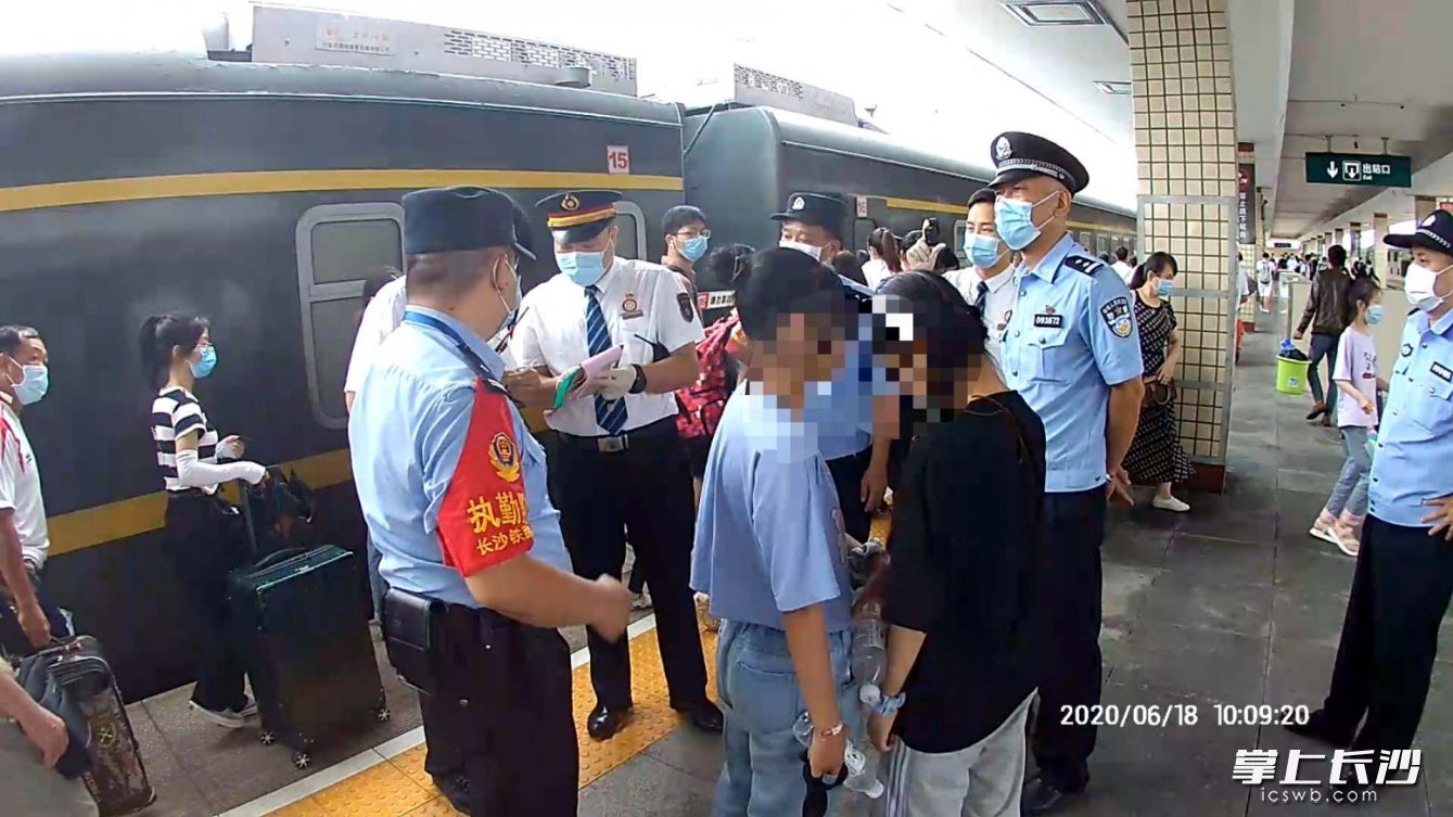 到达长沙火车站后，两名女孩被铁警接往派出所。 警方供图
