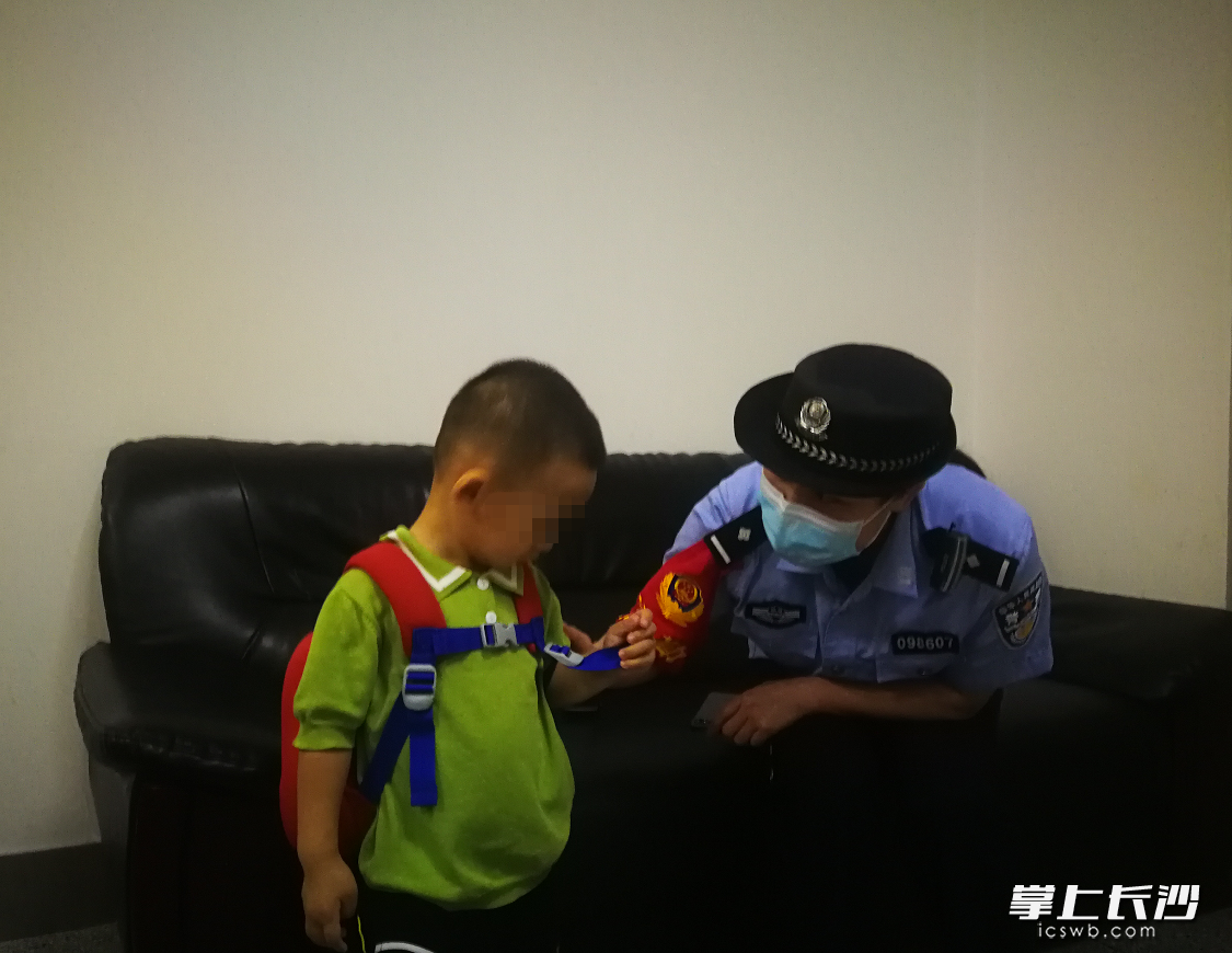 郭霞霞正在安抚走失的孩子。 警方供图