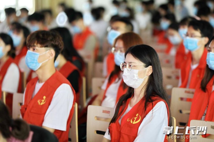 今日下午，首场“青工匠”十百千万工程培训宣讲进校园活动在湖南信息职业技术学院举行。（均为通讯员 曹茜 摄）