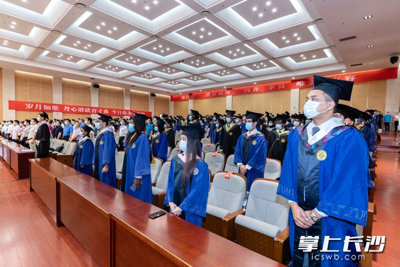 6月23日，中南大学10890名毕业生在线上线下举行特别的毕业典礼。这是大家在升旗仪式上奏唱国歌。长沙晚报全媒体记者石祯专 通讯员王轩 摄
