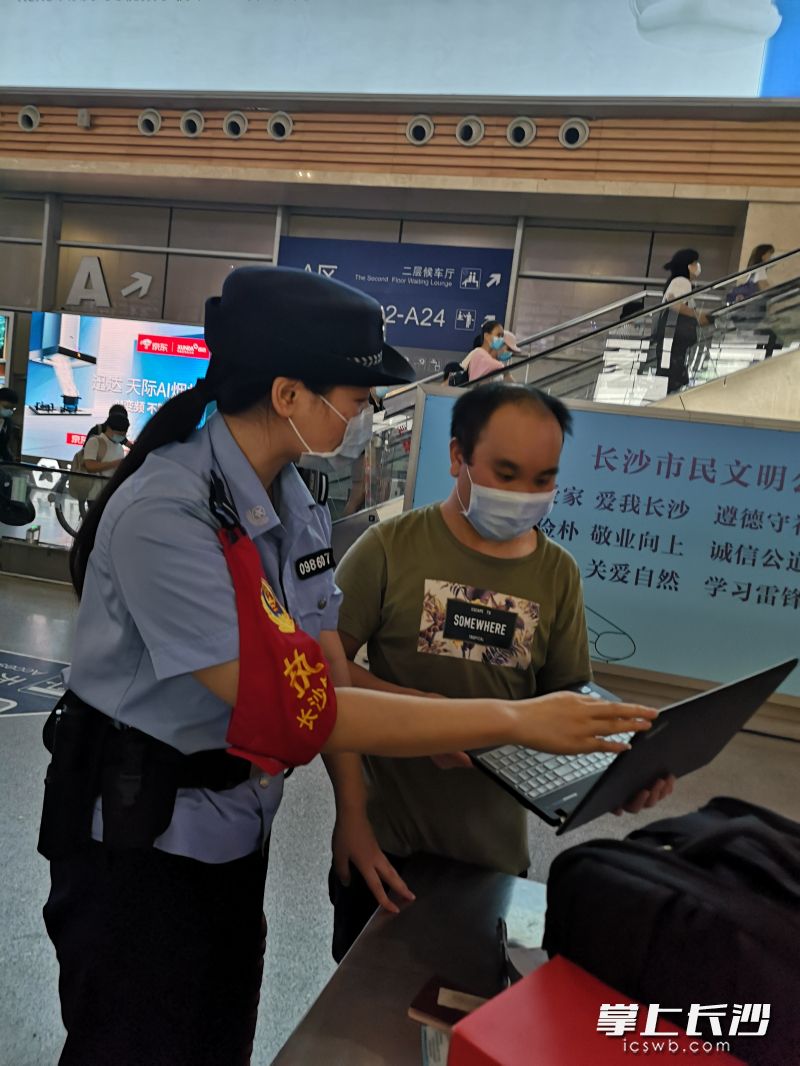 在民警帮助下，旅客找回了遗失的笔记本电脑。 警方供图