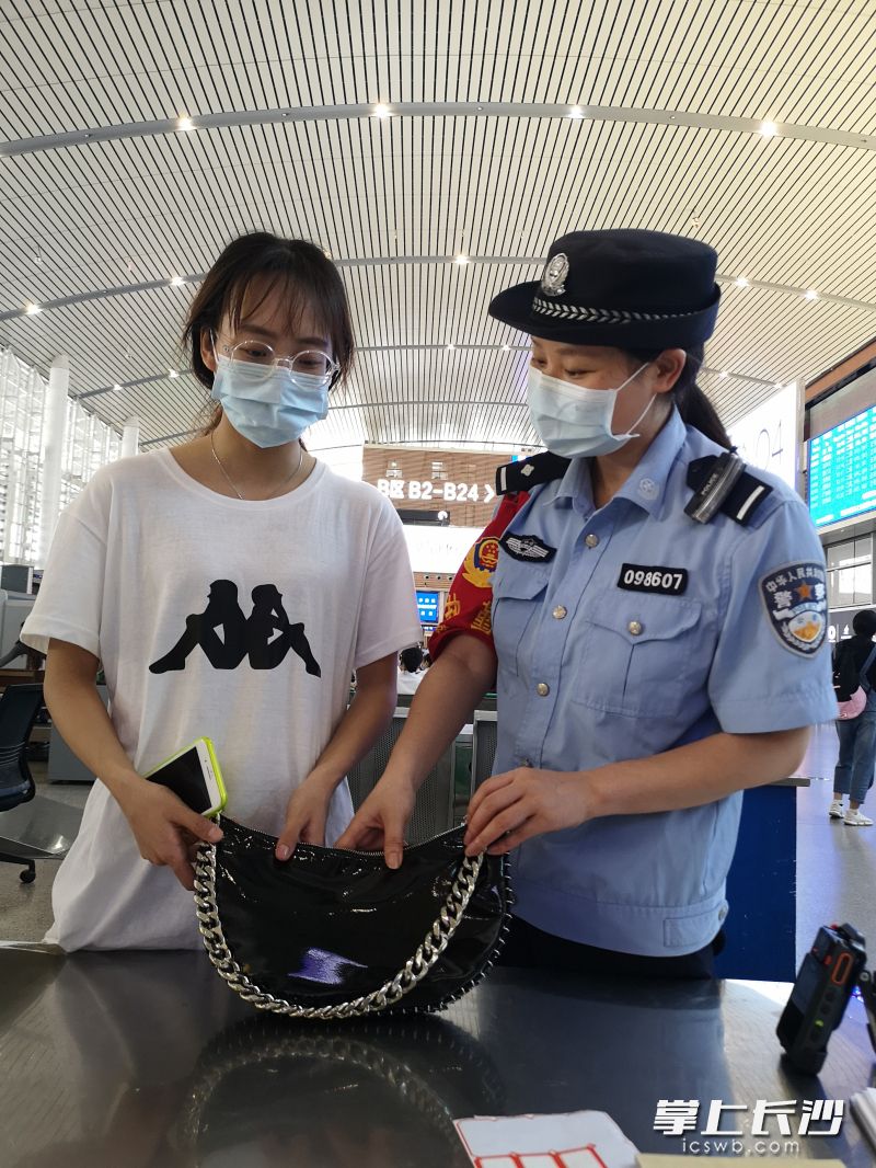 在民警的帮助下，旅客找回了自己的包。 警方供图