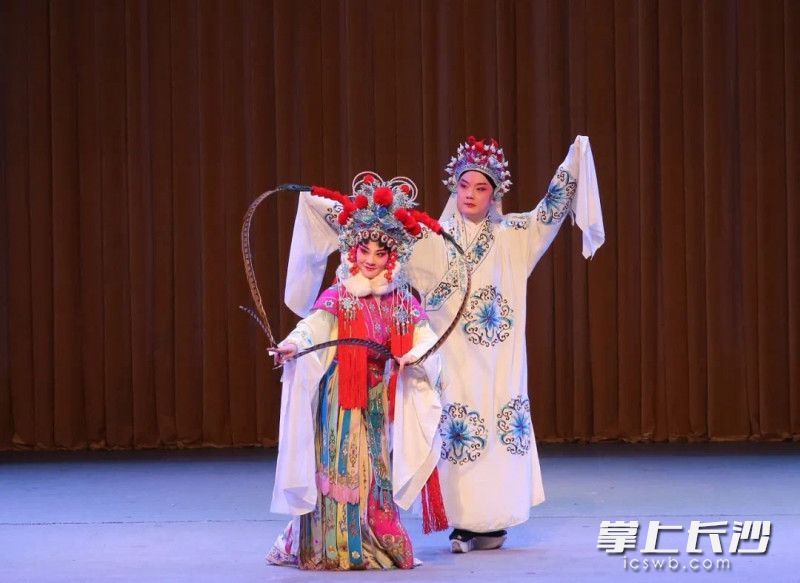 优秀青年湘剧演员曹威治（左）的《赠剑》由左大玢老师亲传。