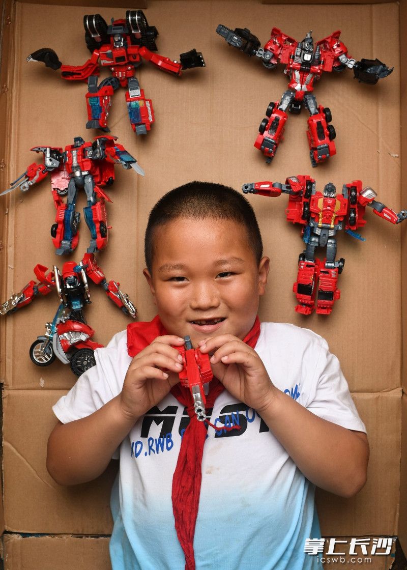 杨昊羽  （一年级  七岁）：谢谢您！我终于有了变形金刚。
