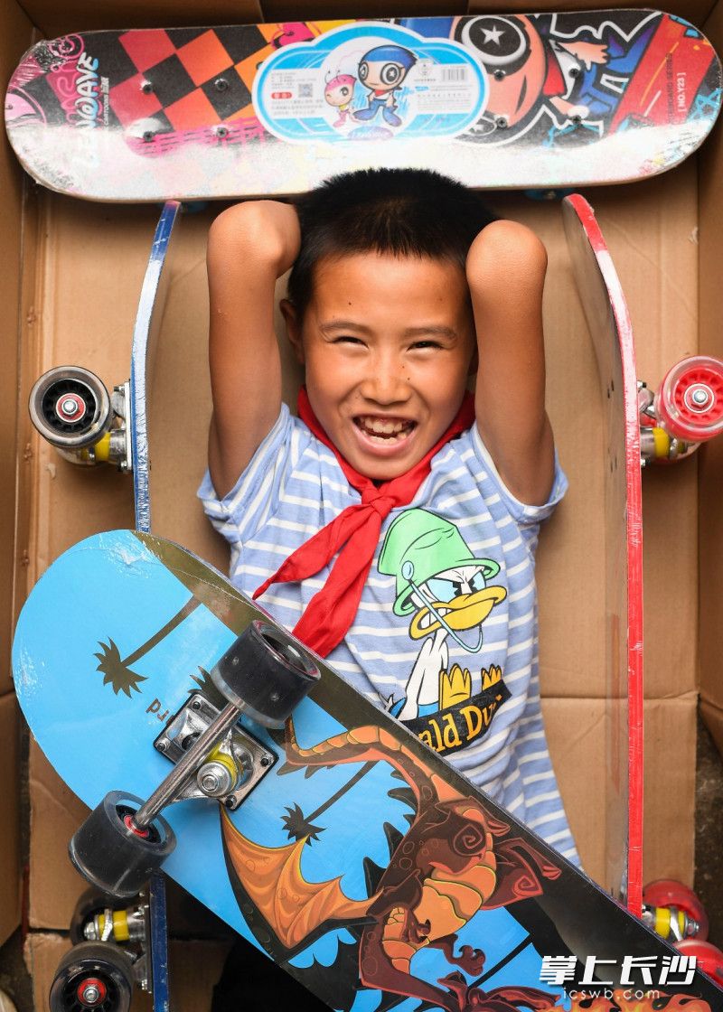 彭长顺（五年级  11岁）：谢谢您! 我可以踩上心爱的滑板了。