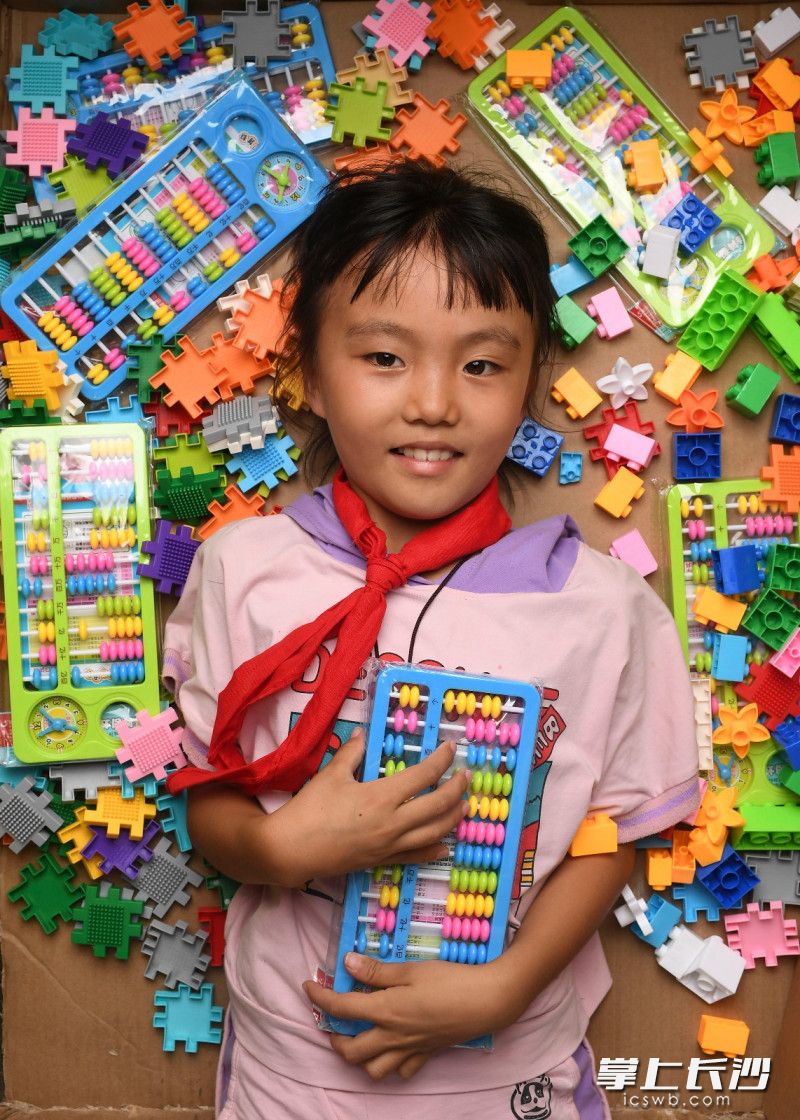 余秋璇 （三年级  9岁）：谢谢您! 魔方和算盘，颜色真好看。