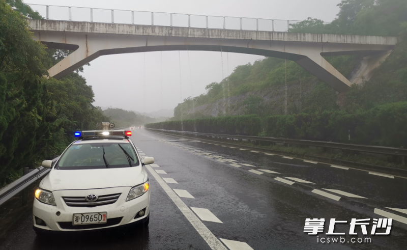 30日下午，湘潭高速警察在G0421许广高速暴雨路段巡逻。湖南高速警察供图
