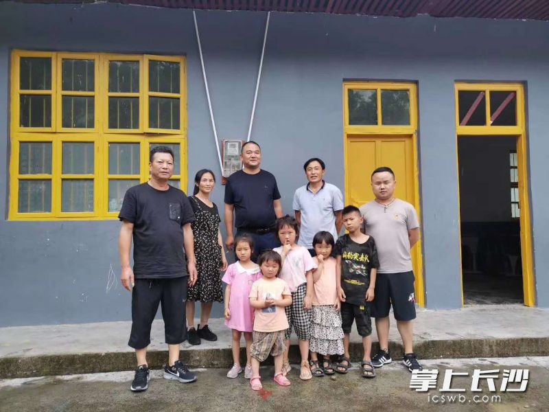 刘建文（左一）、张亚军（后排左三）和贾田村小的师生们合影。受访者供图