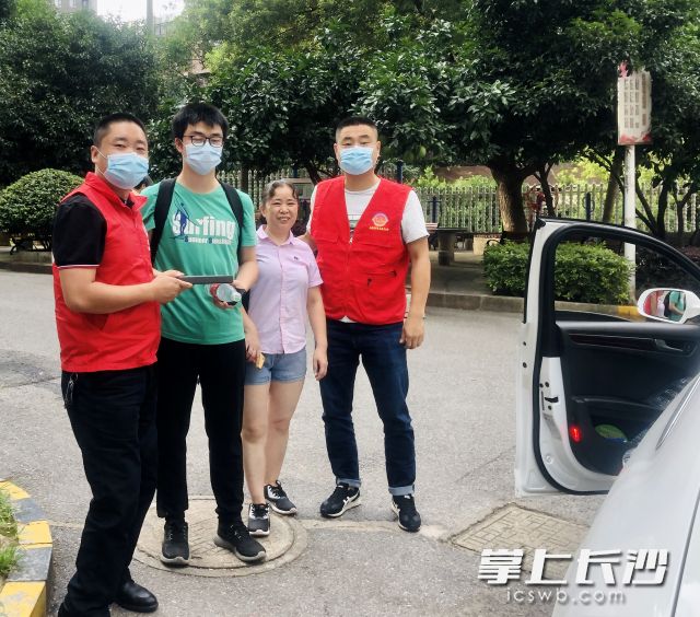 “中国好人”汤俊杰带领残疾人、党员志愿者送考车队参与“爱心送考”志愿服务活动。图片由天心区文明办提供。