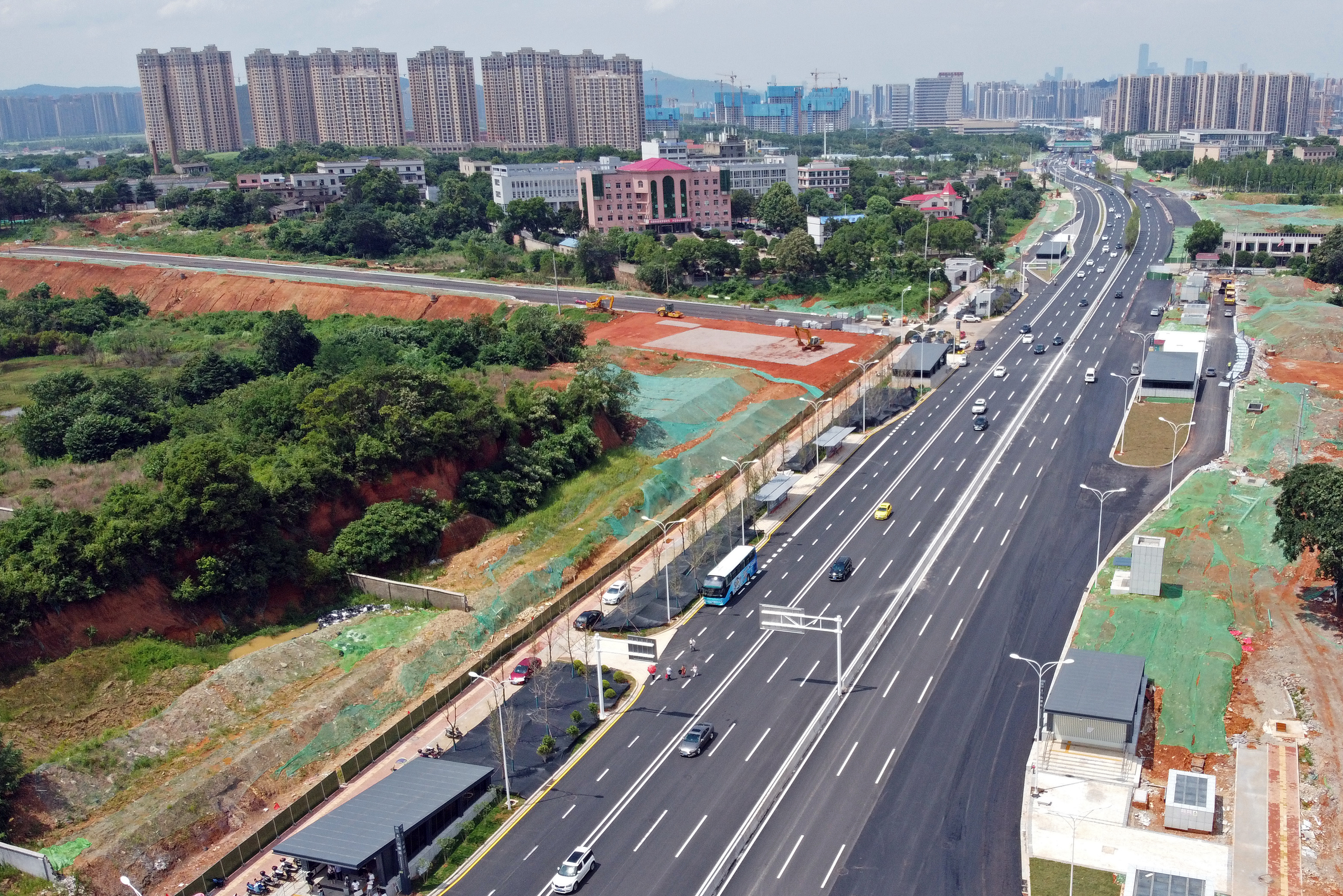 7月11日，潭州大道快速化改造二段地面道路主体完工并放开交通，比原定计划提前3个多月完成。 长沙晚报全媒体记者 王志伟 摄