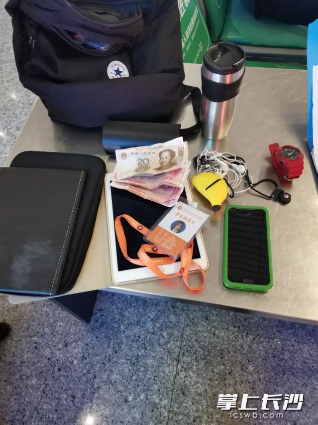 女大学生遗忘的包内，装有现金、平板电脑等财物。 警方供图