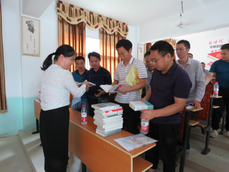 李臻名校长工作室首席名师李臻给学员们赠送教育管理类书籍。
