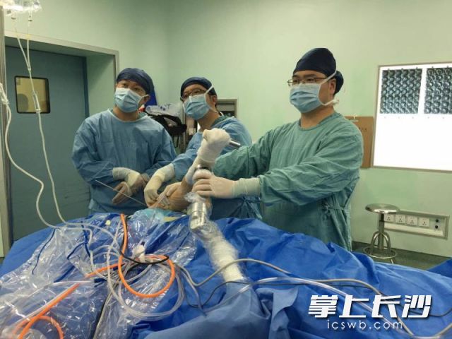 省人民医院王靖主任团队为小陈实施手术。