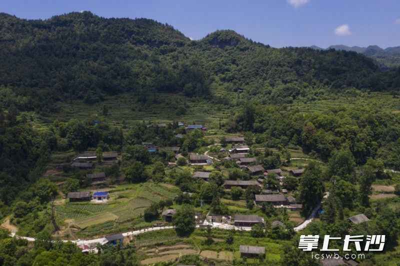 烈坝村由原来的烈坝和邬都两个自然村合并而来，有431户1500余人。