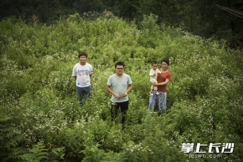 向敏和村委会的“年轻人”在种植基地合影。刘明奎，烈坝村秘书，1994年出生。（左一）向春花，烈坝村综治专干，1980年出生。（右一）