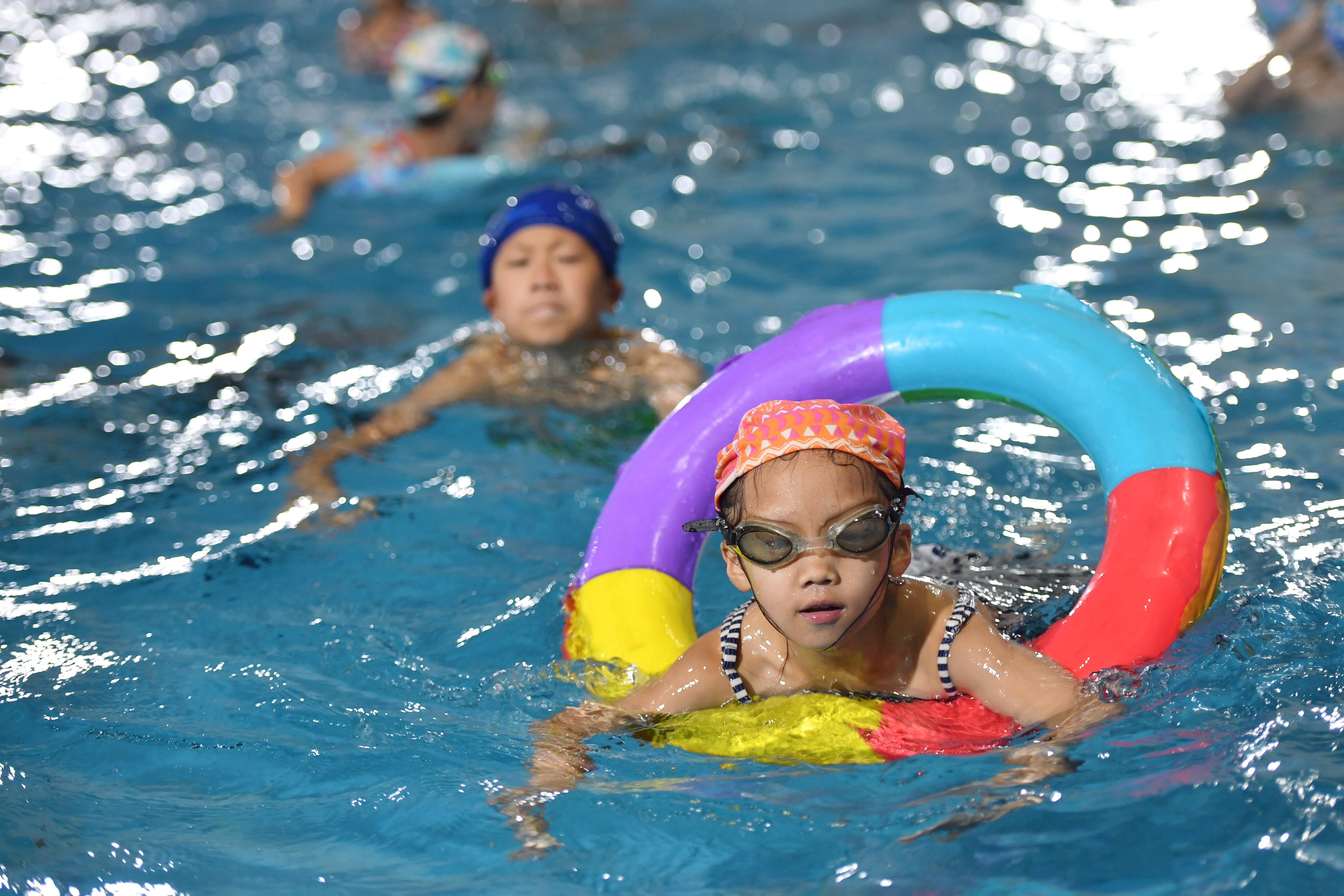 20日下午，位于开福区的广运体育城市海洋游泳馆内，孩子们在水中享受清凉。   均为长沙晚报全媒体记者王志伟摄