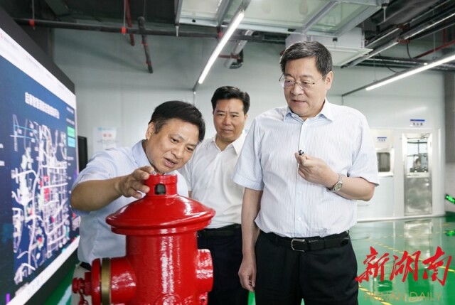 7月21日上午，省委书记杜家毫在湖南启泰传感科技有限公司考察。