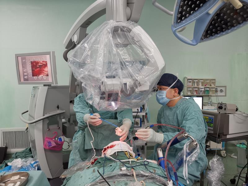 省人民医院神经外科医师为患者施行显微镜手术。