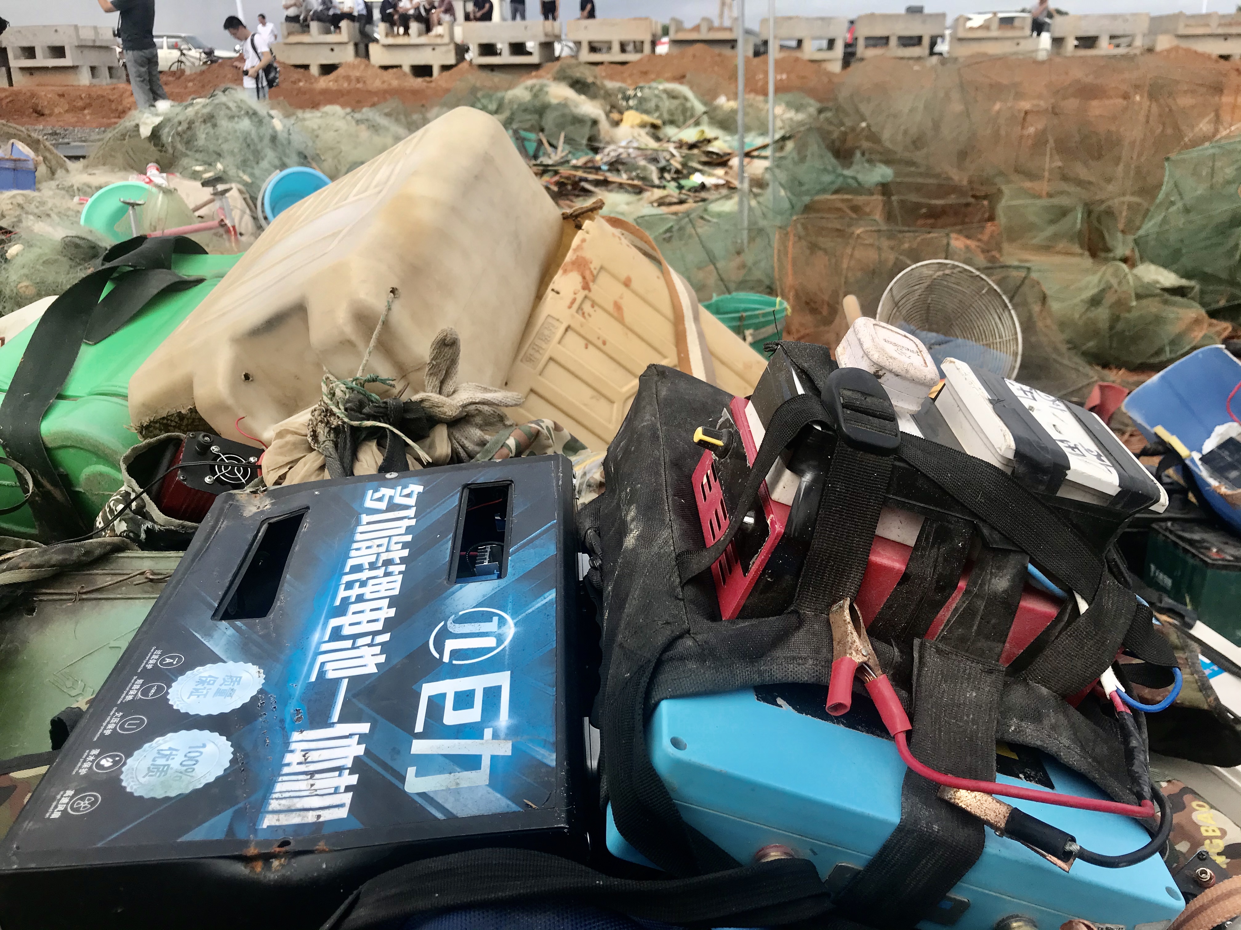 这是即将被销毁的部分电鱼设备。 长沙晚报全媒体记者 聂映荣 摄