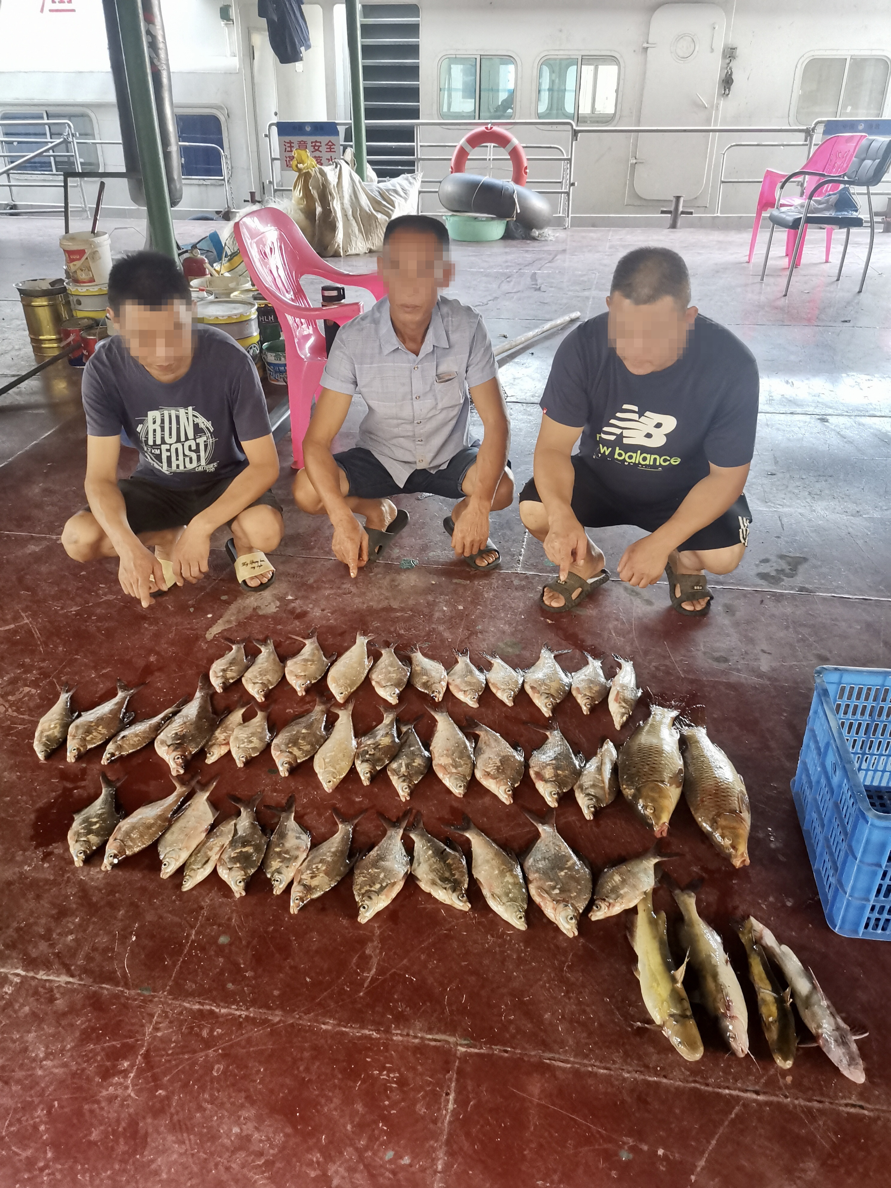 许某某等3人在湘江、捞刀河交汇处非法捕捞，被警方刑拘，这是其非法捕捞的部分鱼。 警方供图