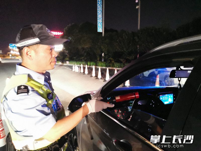 “百日行动”期间，湖南高速警察严查“10类突出违法”。均为省高警局供图