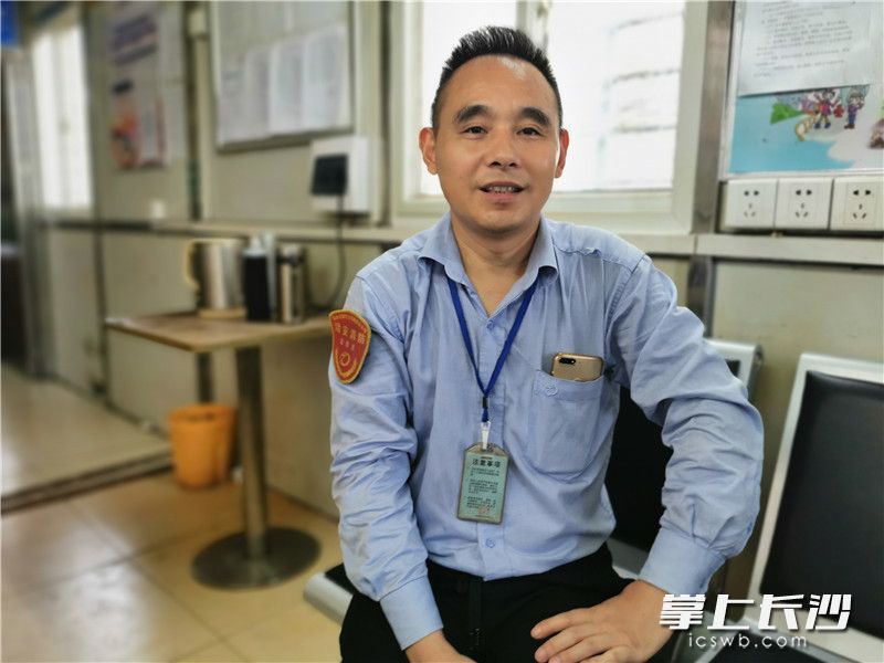 公交车司机李亮生接受记者采访。
