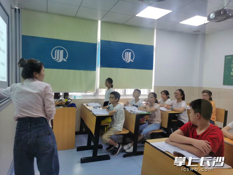 暑假里，学生在培训机构补习。