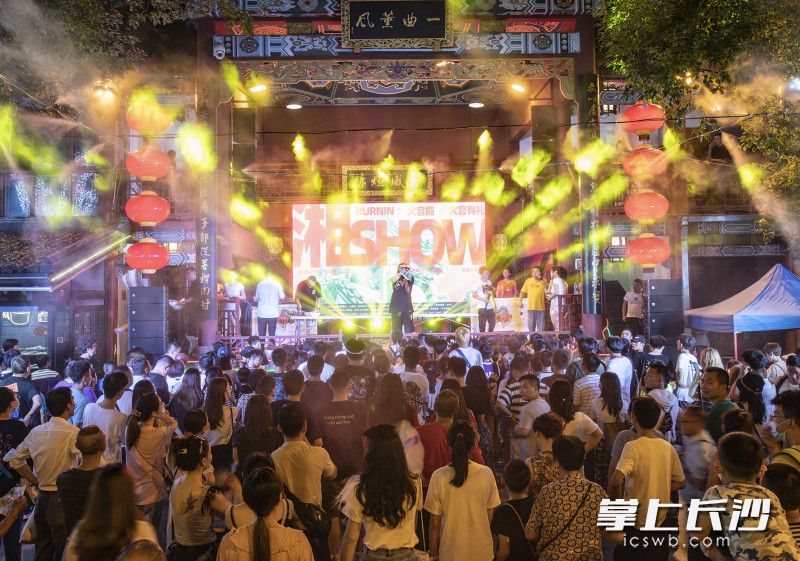 7月31日晚8时，“湘SHOW•0731，不燃何解”——首届长沙本土青年潮流音乐市集在长沙坡子街火宫殿（总店）激情上演。