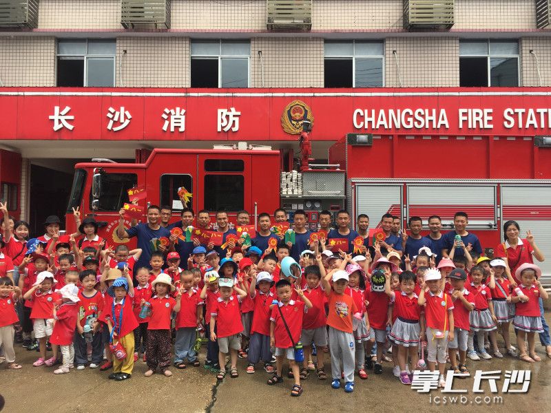 8月1日，青果树幼儿园一百余名师生到开福区丝茅冲消防救援站参观学习。均为长沙晚报通讯员 宁珂 供图