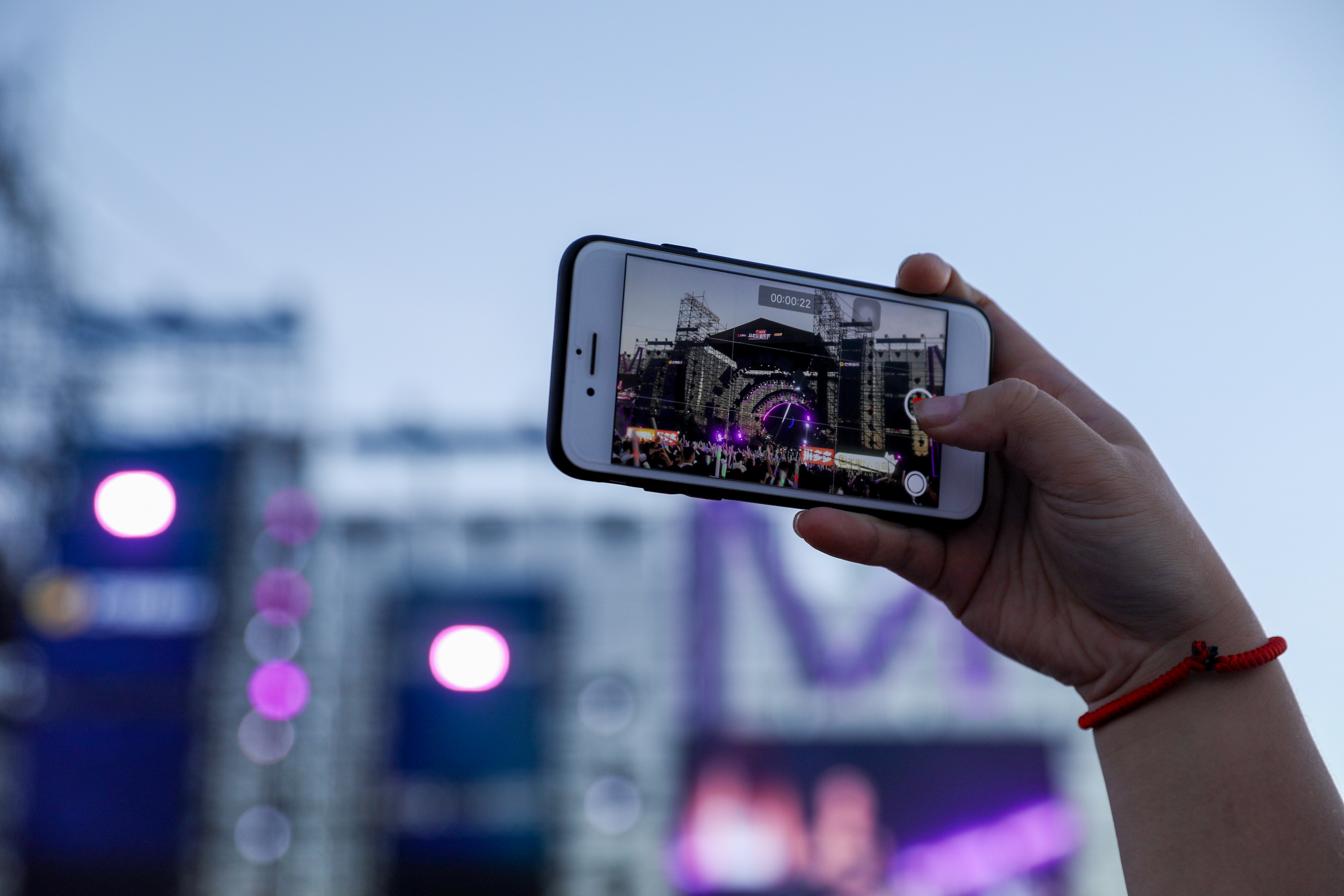 音乐节现场粉丝用手机记录精彩瞬间。 长沙晚报全媒体记者 周数邑 摄