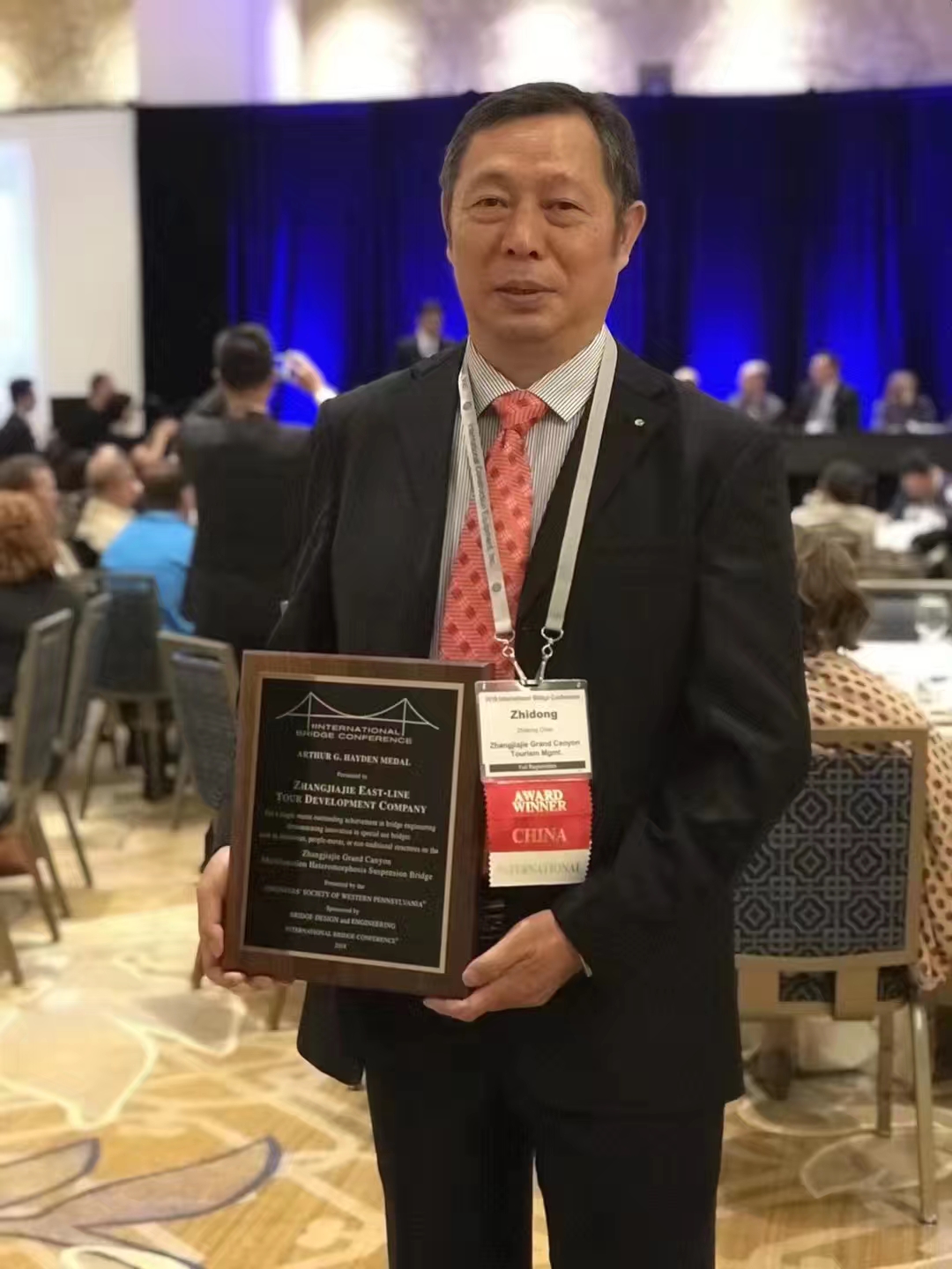 陈志冬以张家界大峡谷玻璃桥项目获得2018年度国际桥梁大会颁发的亚瑟海顿奖。