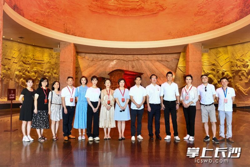 该剧主创人员参观嘉兴南湖革命纪念馆。