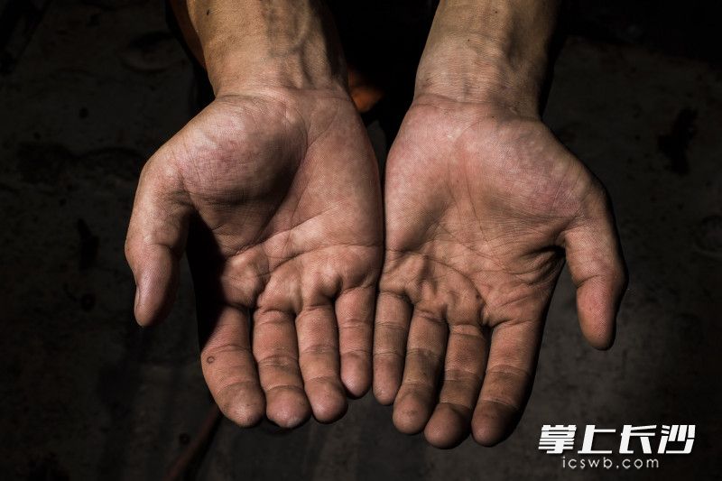 虽然年轻施工也戴着手套，但他的手上已经比同龄人粗了许多。长沙晚报全媒体记者 黄启晴 邹麟 摄影报道