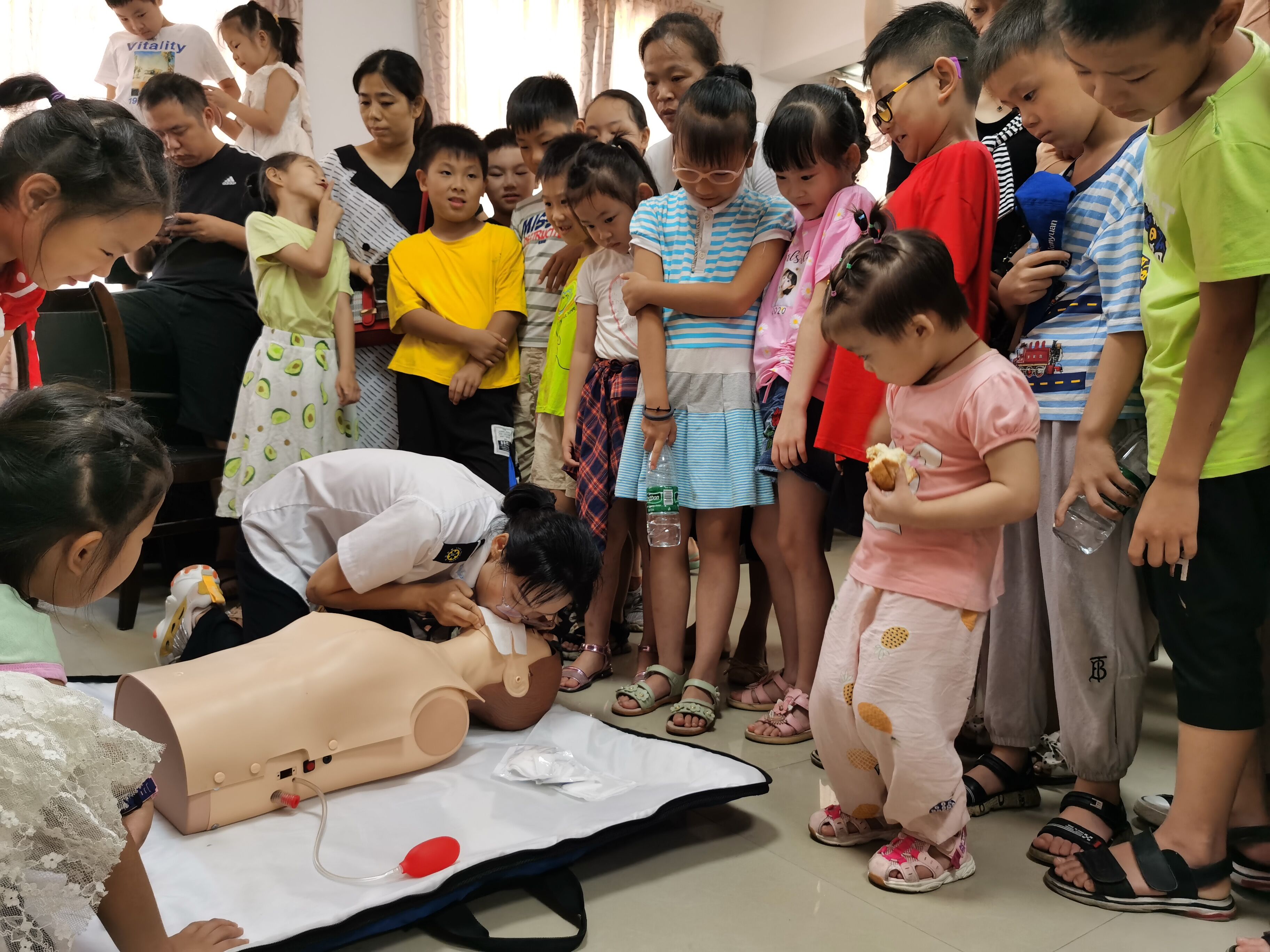 长沙市120急救中心专家在教小朋友们心肺复苏术。