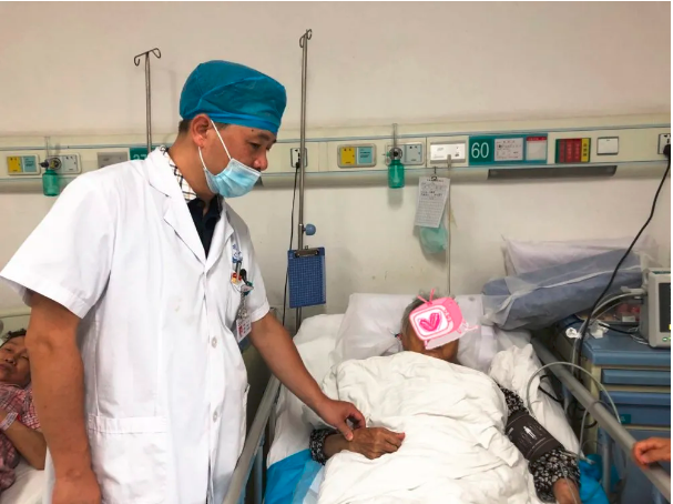 93岁彭娭毑在入院48小时后就躺上了手术台。术后，长沙市第四医院骨二科医生检查她的恢复情况。医院供图